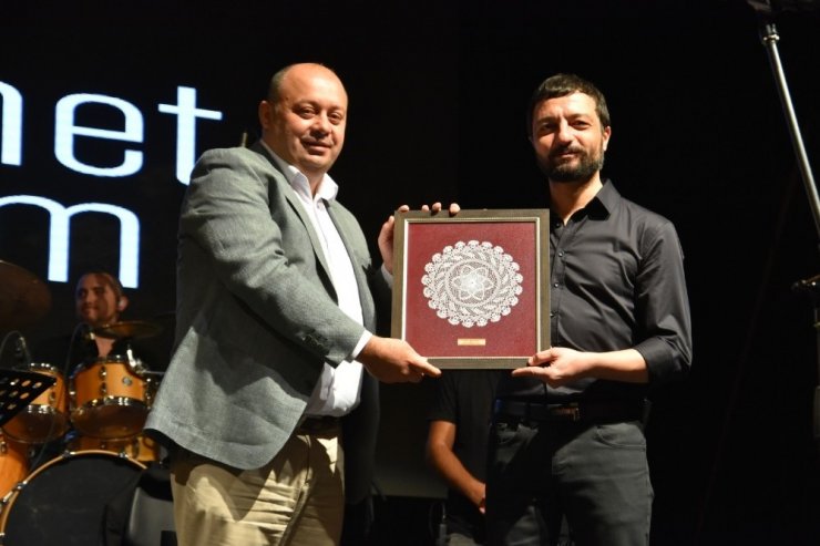 Gönenliler Mehmet Erdem’le birlikte söyledi