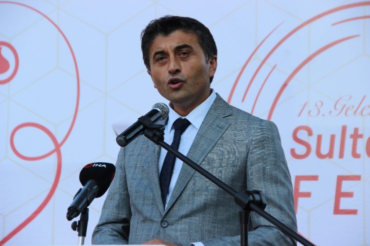 Ece Seçkin çizmeyi giydi üzüm suyu çıkardı