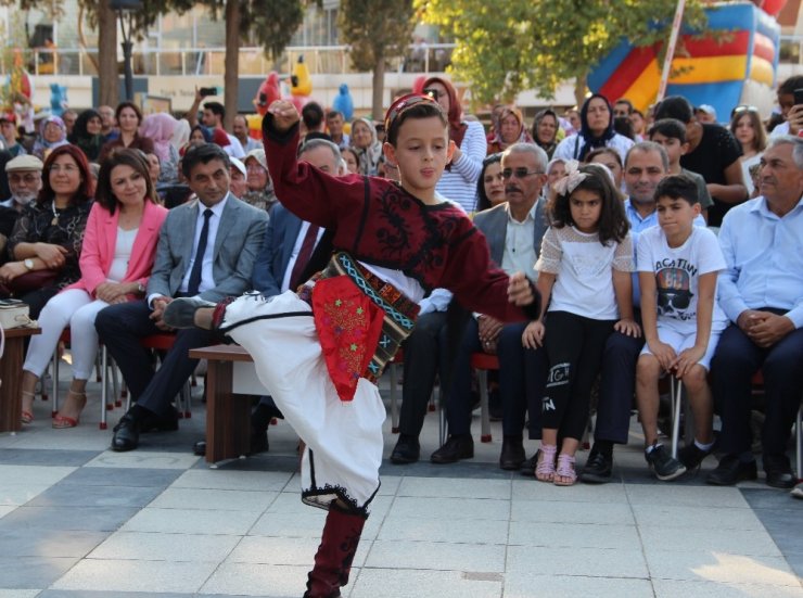 Ece Seçkin çizmeyi giydi üzüm suyu çıkardı