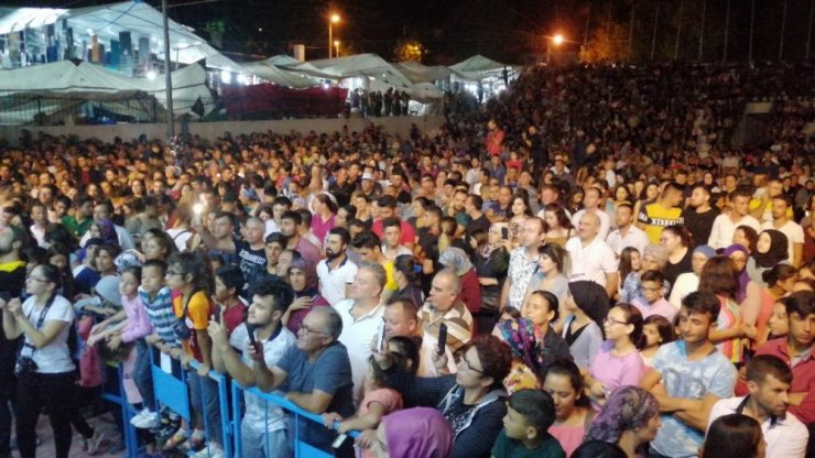 Şarkıcı Lara Çallıları coşturdu