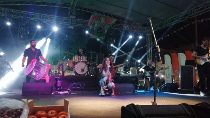 Şarkıcı Lara Çallıları coşturdu