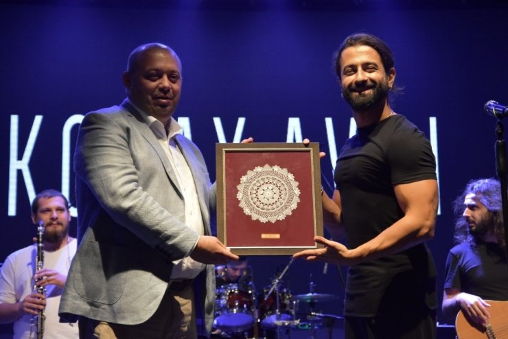 Gönen’de Koray Avcı rüzgarı