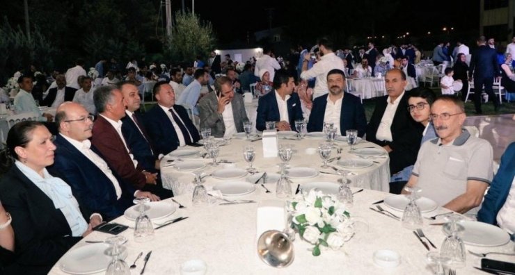 Siyaset ve iş adamlarını buluşturan düğün