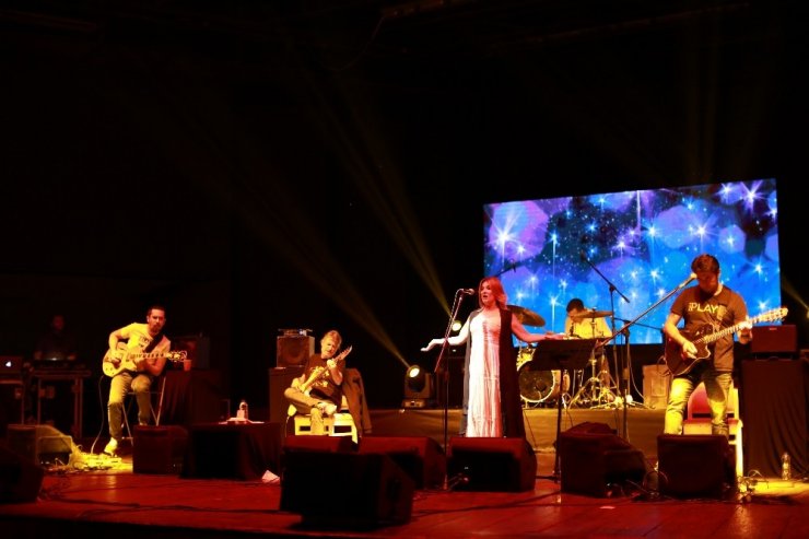 Sanatçı Birsen Tezer Sapanca’da sahne aldı