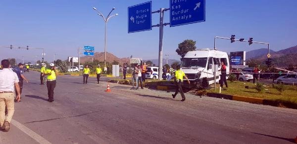 Servis minibüsü ile kamyon çarpıştı: 10 öğrenci yaralı