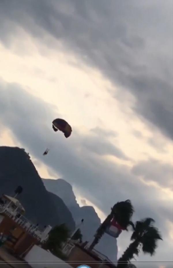 Deniz paraşütünün halatı koptu; 20 metreden düşen 2 turist yaralandı