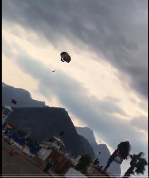 Deniz paraşütünün halatı koptu; 20 metreden düşen 2 turist yaralandı