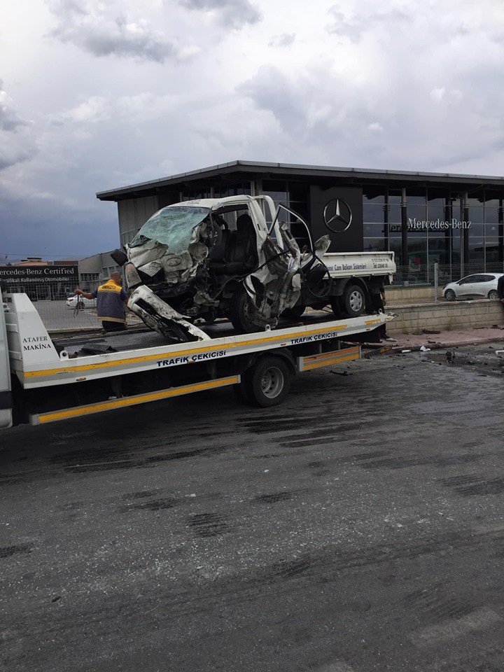 Konya’da kamyonet ile hafriyat kamyonu çarpıştı: 1 ölü, 2 yaralı