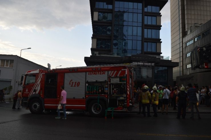 Bayrampaşa’daki bir otelde çıkan yangın paniğe sebep oldu