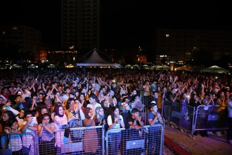 Elazığ’ı coşturan Manuş Baba: "Hala ekmek arası salça yiyorum"