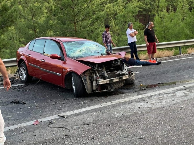 Burdur’da iki otomobil kafa kafaya çarpıştı: 1 ölü, 5 yaralı