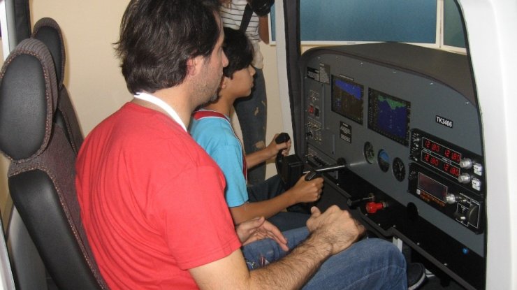 Minikler, uçuş simülatöründe pilotluk deneyimi yaşadı