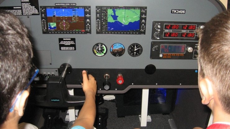 Minikler, uçuş simülatöründe pilotluk deneyimi yaşadı