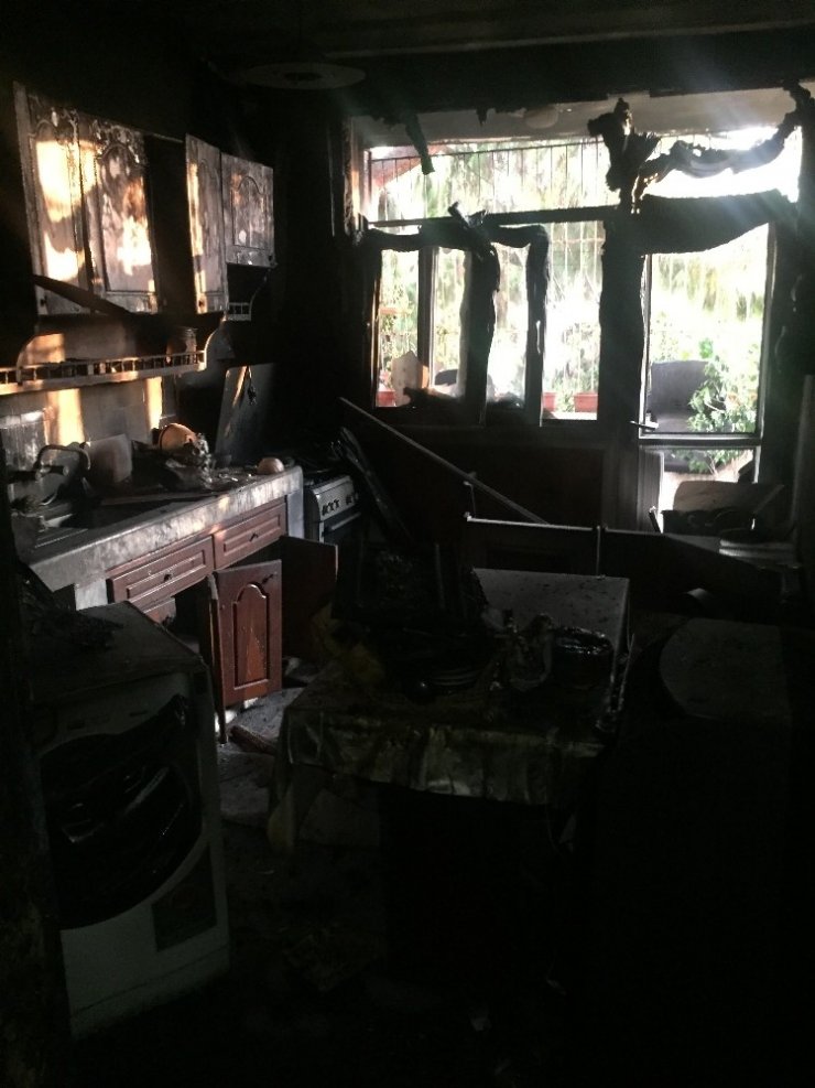 3 kişiyi öldüren zanlının 3 katlı evini yaktılar