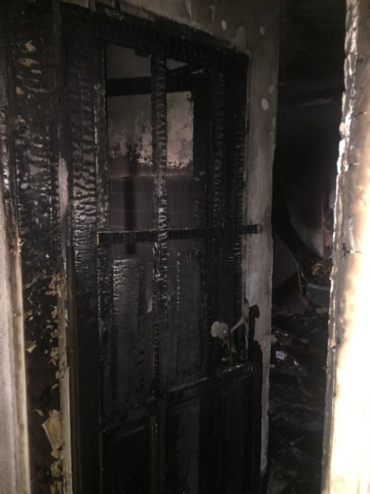 3 kişiyi öldüren zanlının 3 katlı evini yaktılar