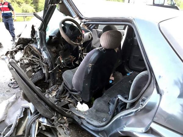 İki otomobil kafa kafaya çarpıştı: 1 ölü, 5 yaralı