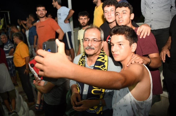 Başkan Bozdoğan, taraftarla birlikte maç izledi