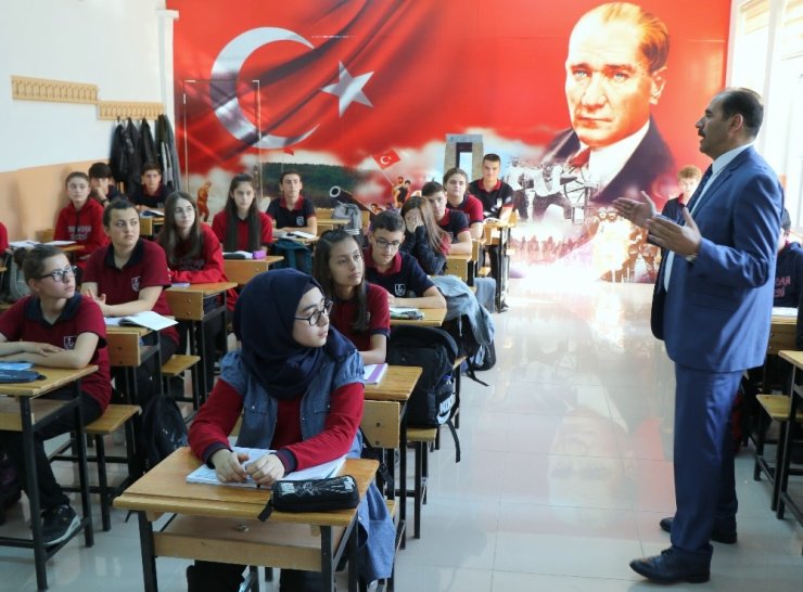 Profesörler tarihi Erzincan Lisesinde ders veriyor