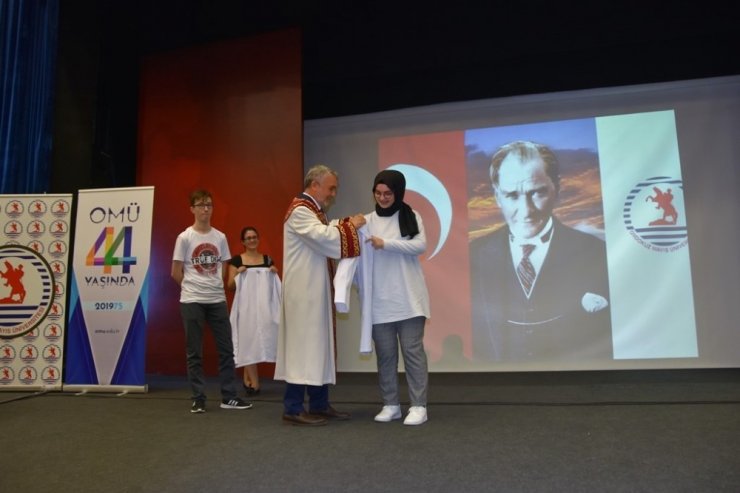 OMÜ Tıp Fakültesinin yeni öğrencileri beyaz önlük giydi