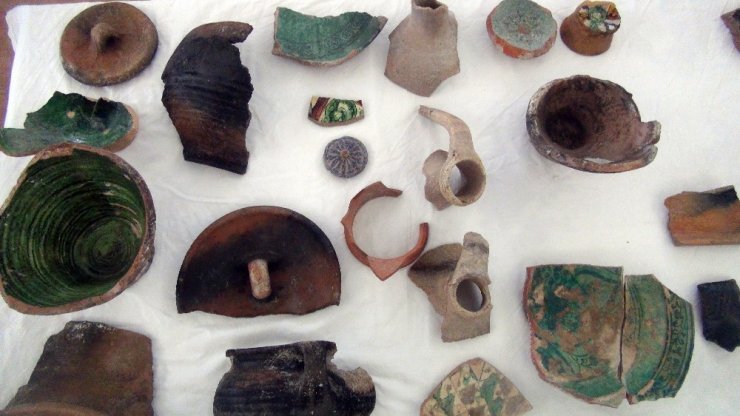 Ahlat’taki kazılarda 5 bin yıllık seramikler bulundu