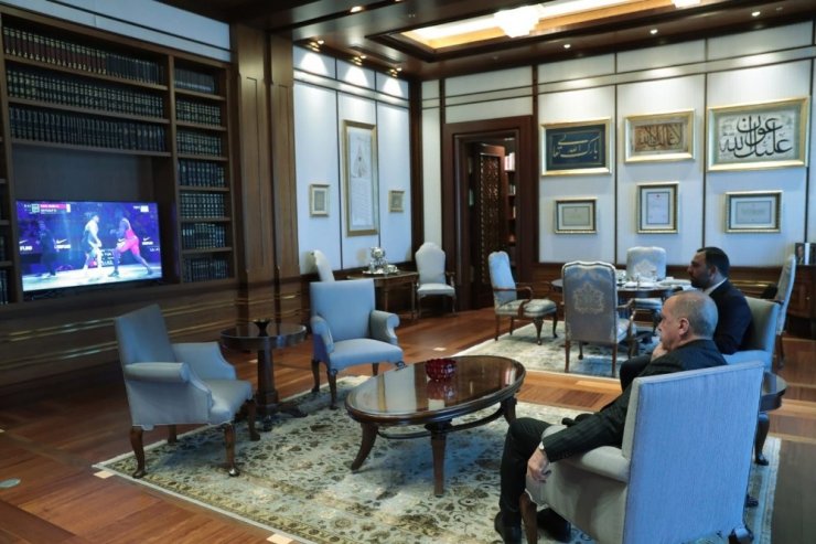 Cumhurbaşkanı Erdoğan: "Dünya Güreş Şampiyonası’nda 4. kez altın madalya kazanarak bizleri bir kez daha gururlandıran Milli güreşçimiz Rıza Kayaalp’i gönülden tebrik ediyorum."