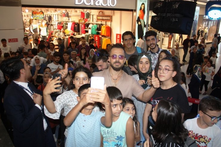 Ünlü şarkıcı Bahadır Tatlıöz, Diyarbakır’da konser verdi