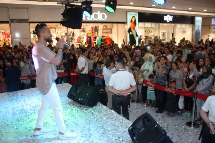 Ünlü şarkıcı Bahadır Tatlıöz, Diyarbakır’da konser verdi