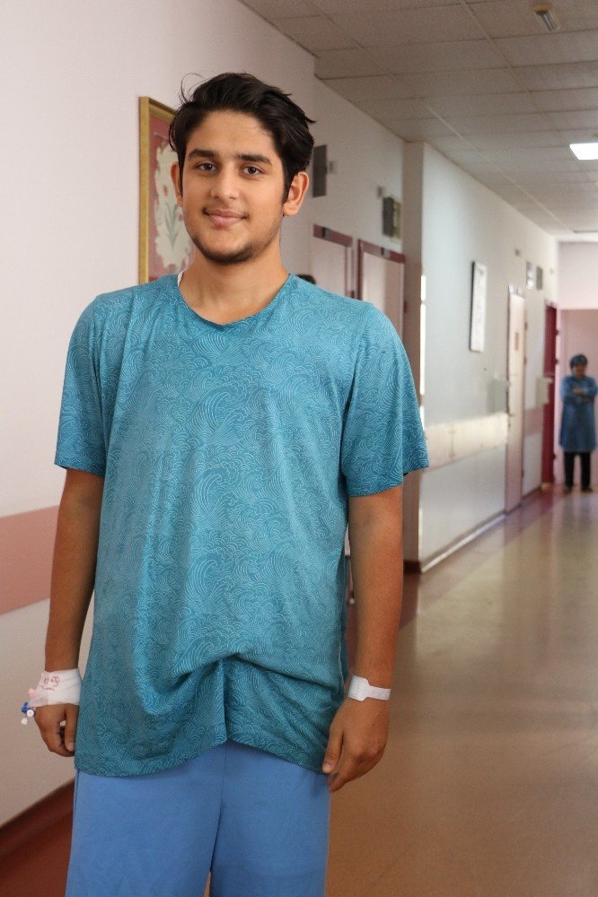 19 yaşındaki Onur 10 saatlik skolyoz ameliyatıyla sağlığına kavuştu