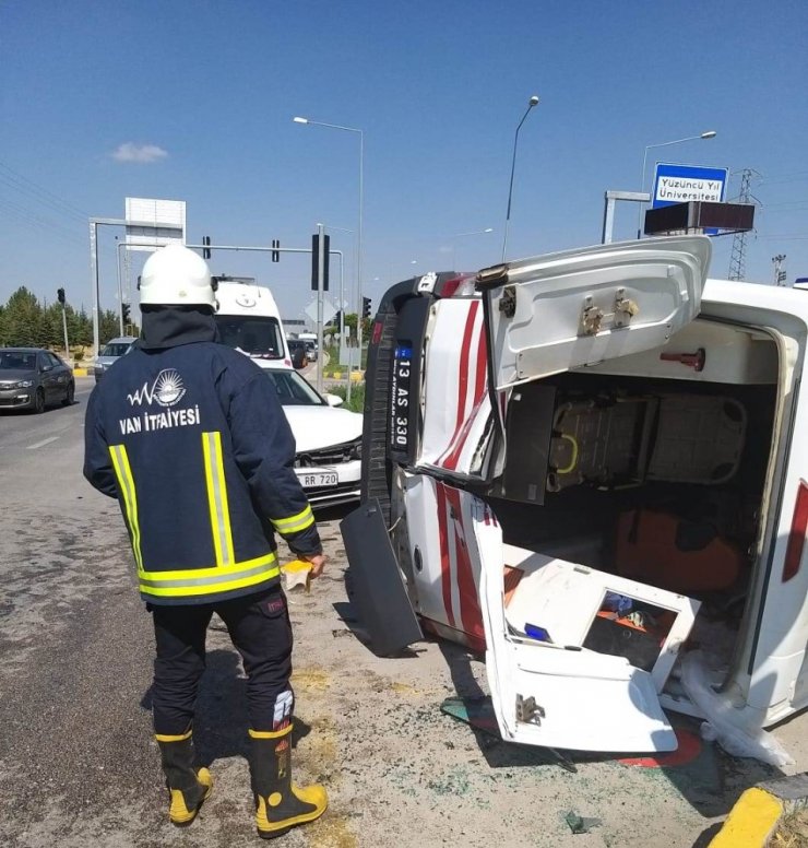Van’da ambulans ile otomobil çarpıştı: 7 yaralı
