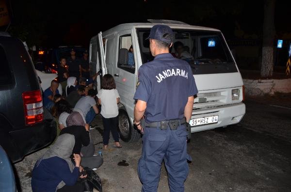 'Dur' ihtarına uymayan minibüsten 35 kaçak göçmen çıktı: 6 gözaltı