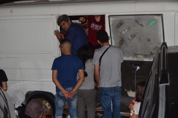 'Dur' ihtarına uymayan minibüsten 35 kaçak göçmen çıktı: 6 gözaltı