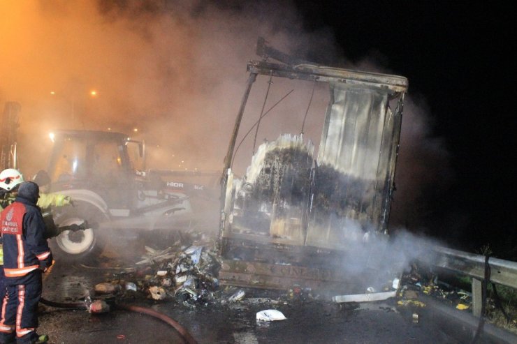 Kuzey Marmara Otoyolu’nda tırın dorsesi alev alev yandı