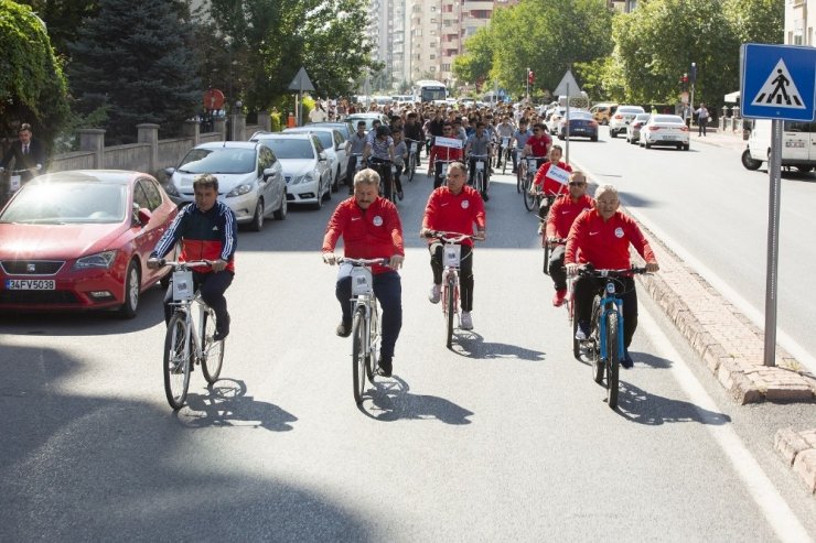 Başkan Büyükkılıç Avrupa Hareketlilik Haftası’nda bisiklete binerek şehir turu attı