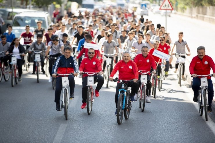Başkan Büyükkılıç Avrupa Hareketlilik Haftası’nda bisiklete binerek şehir turu attı