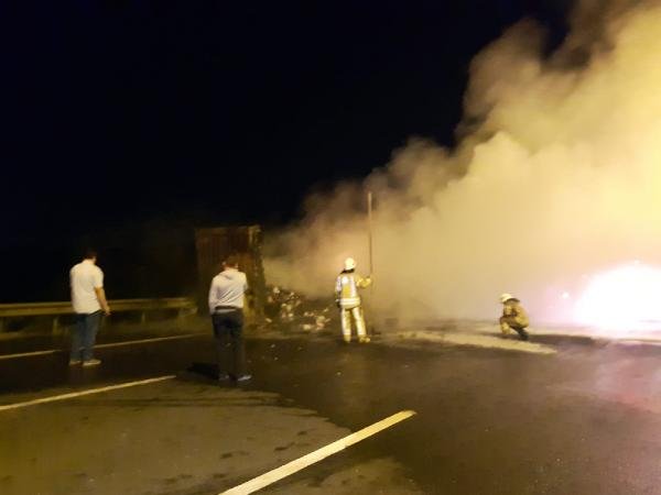 Kuzey Marmara Otoyolu'nda TIR'ın dorsesi alev alev yandı(1)