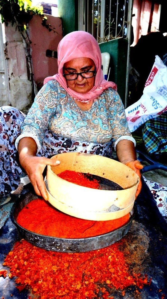 Sarıgöllü kadınlar evlerde tarhana yapımına başladı