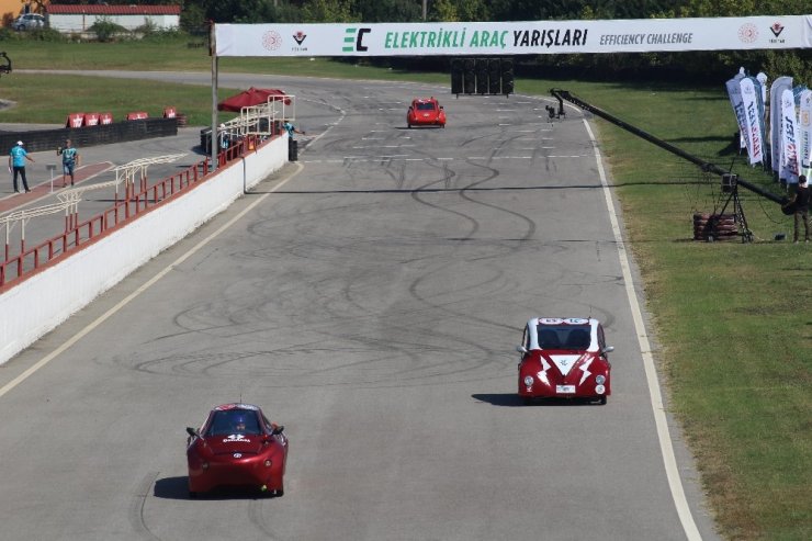 Üniversite öğrencilerinin elektrikli araçları, TEKNOFEST’te ödül alabilmek için piste çıktı