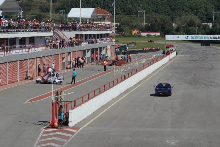 Üniversite öğrencilerinin elektrikli araçları, TEKNOFEST’te ödül alabilmek için piste çıktı