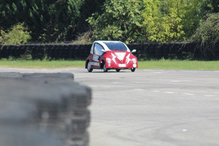 Üniversite öğrencilerinin elektrikli araçları, TEKNOFEST’te ödül alabilmek için piste çıktı