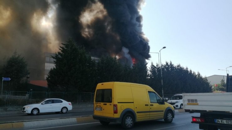 Tuzla’da deri sanayi bölgesinde yangın çıktı. Olay yerine çok sayıda itfaiye ekibi gönderildi.