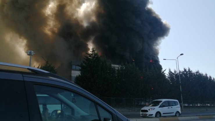 Tuzla’da deri sanayi bölgesinde yangın çıktı. Olay yerine çok sayıda itfaiye ekibi gönderildi.