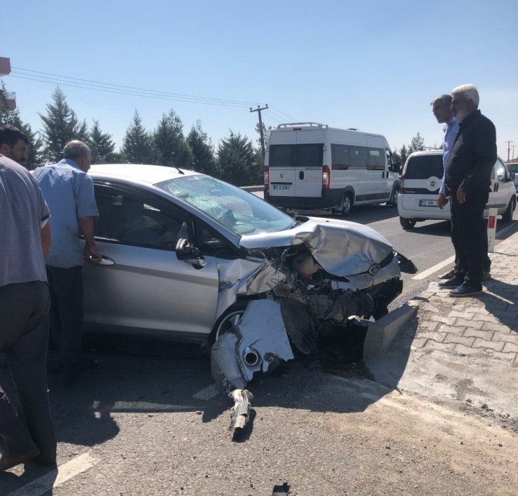 İki otomobil çarpıştı: 3 yaralı