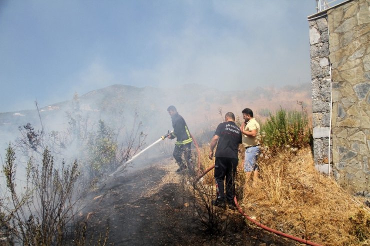 Alanya’da çıkan yangın yerleşim yerlerin sıçramadan söndürüldü