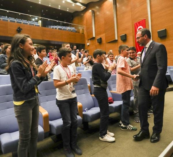 Bakan Kasapoğlu: Gençlerimizi geleceğe hazırlamak bizim birinci vazifemiz
