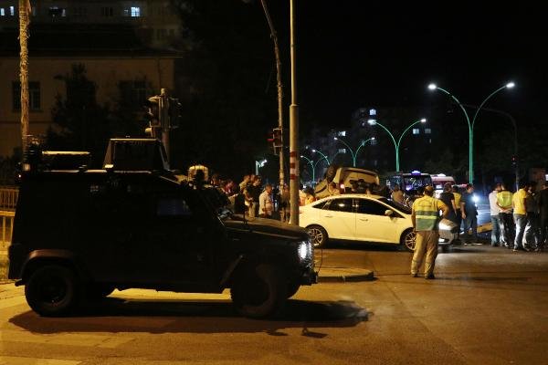 Diyarbakır'da trafik kazası: 3'ü polis 5 yaralı