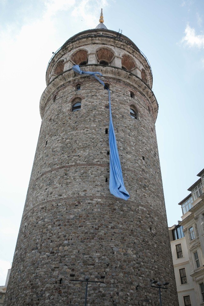 Galata Kulesi prostat kanserine dikkat çekmek için mavi kravat taktı