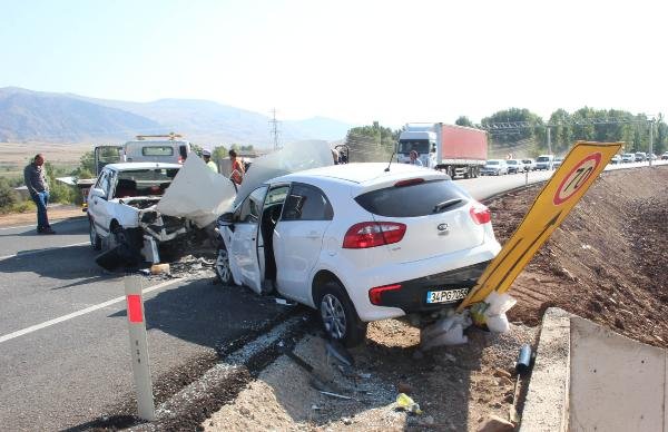 Sivas'ta otomobiller çarpıştı: 1 ölü, 2 yaralı
