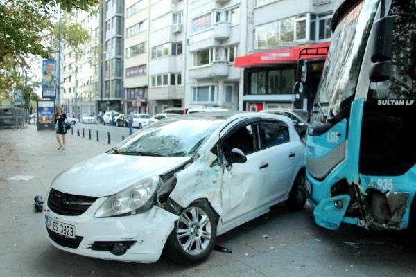 Taksim'de kontrolden çıkan otobüs iki otomobile çarptı