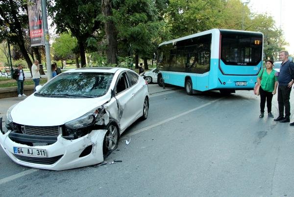 Taksim'de kontrolden çıkan otobüs iki otomobile çarptı