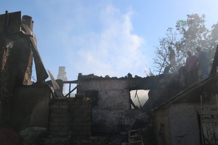 Tunceli’de ev yangını 2’si kullanılamaz hale geldi, 1’inde hasar oluştu